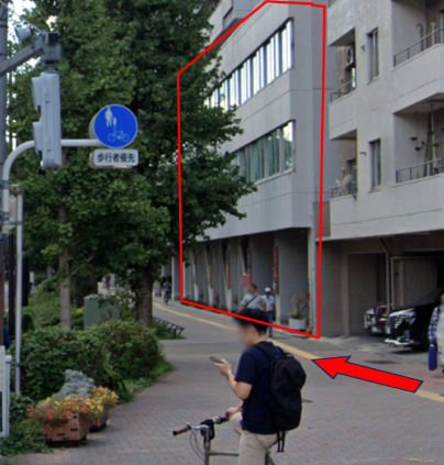 3．歩道の点字ブロックに沿って進んで、2つ目の建物になります。