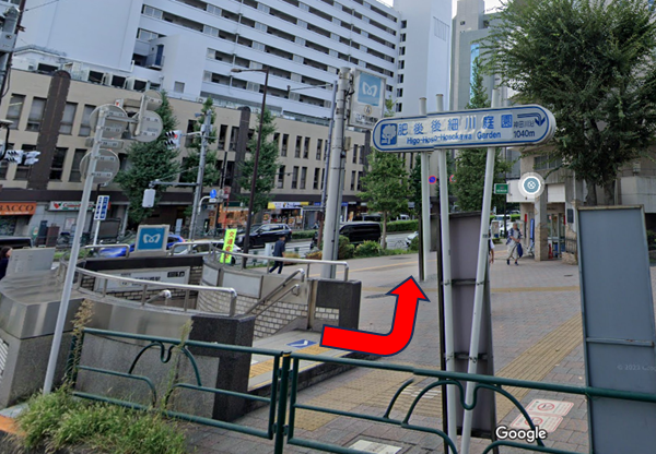 2．地上に出ましたら左手に進みます。